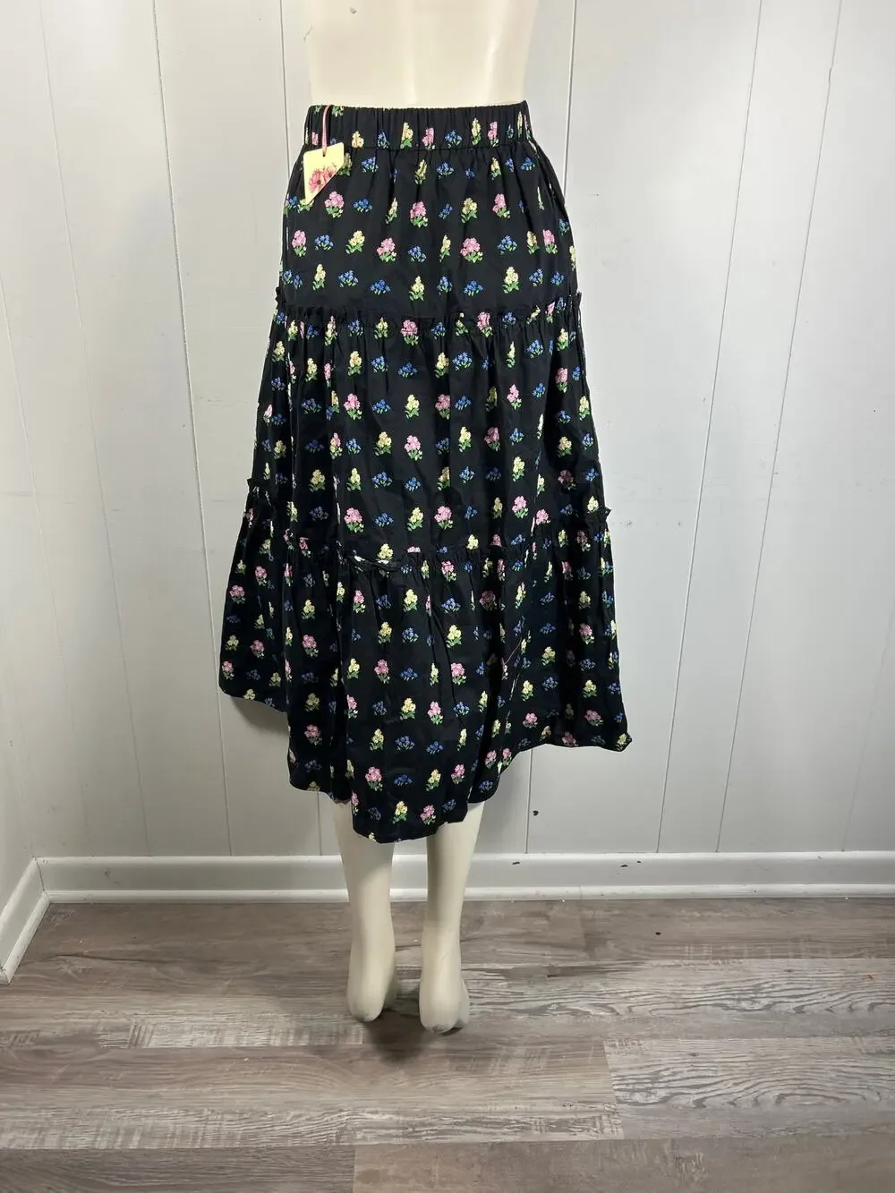 entro WHERE I WANT TO BE FLORAL PATTERNED MIDI SKIRT IN BLACK. Size M NWT
